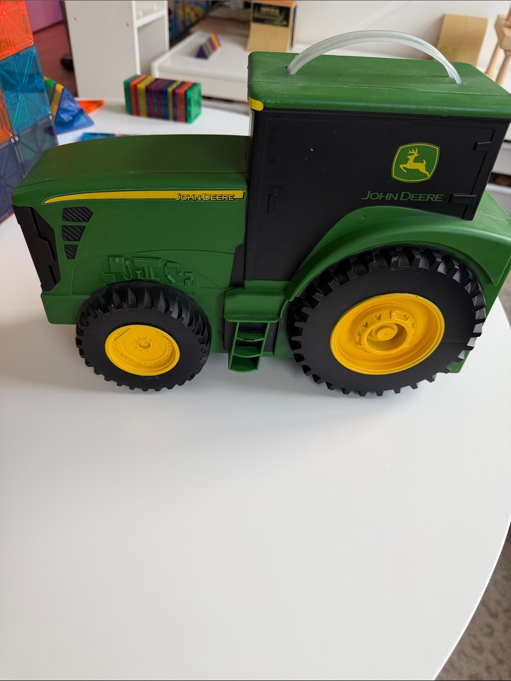 Kids John Deere tractor Cary case with all play figures included! EUC